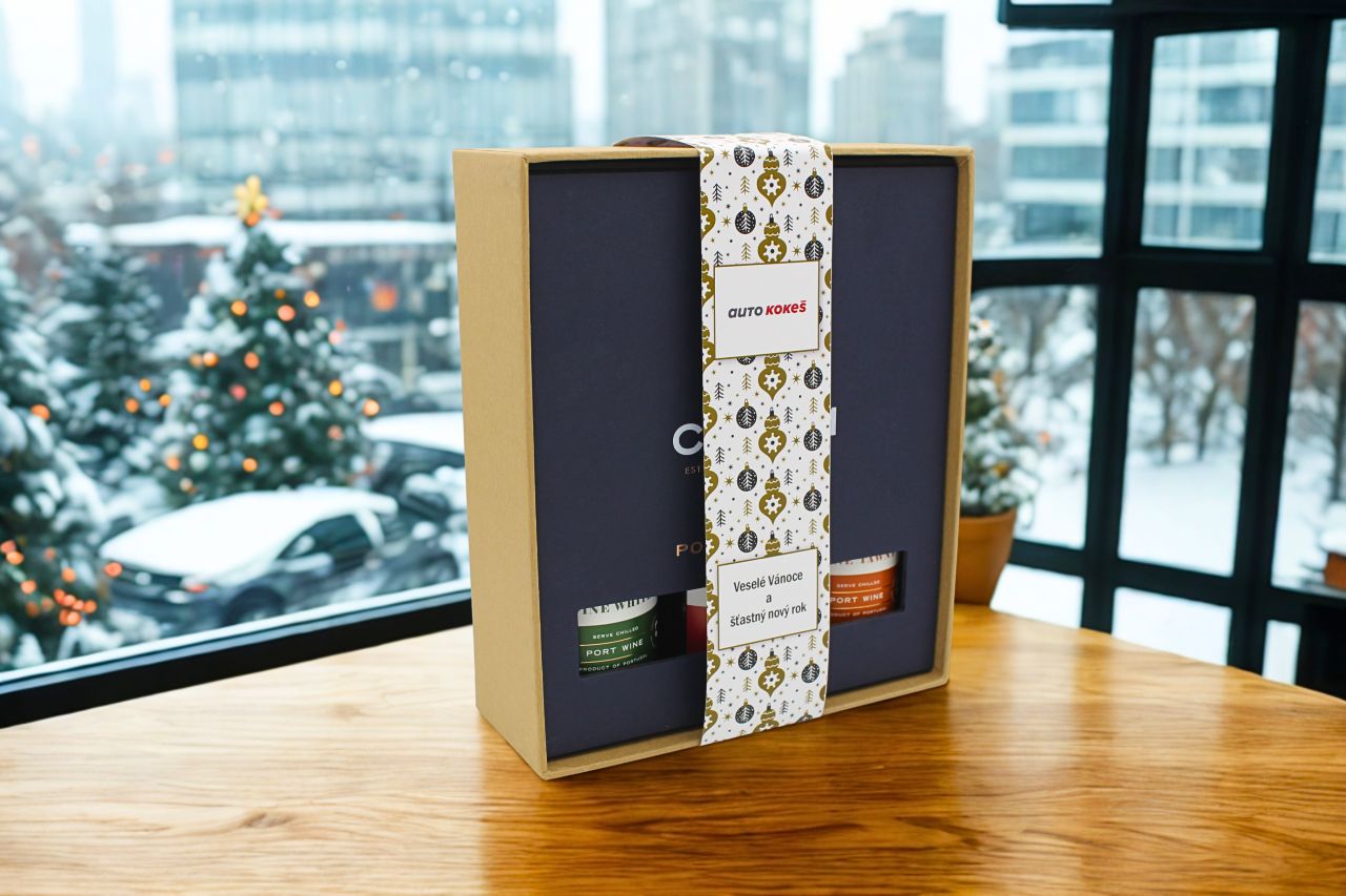 Dárkový set Cálem Port For Two se skleněnými láhvemi o objemu 0,2 l opatřený papírovou manžetou